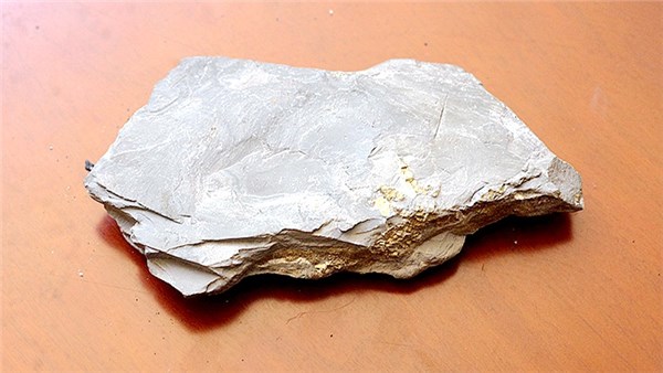 重晶石是一种很重要的非金属矿物原料，具有广泛的工业用途